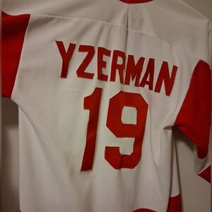 Vintage CCM Maska White Steve Yzerman Jersey Medium